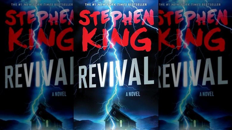 La couverture du livre de Stephen King's Revival, avec un éclair à travers le nom et le titre de l'auteur