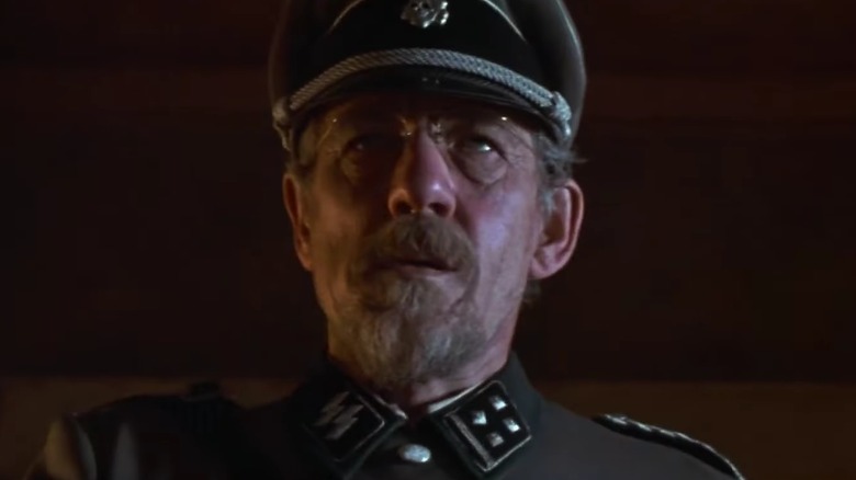 Arthur Denker portant son uniforme SS dans l'adaptation de 1998 de 