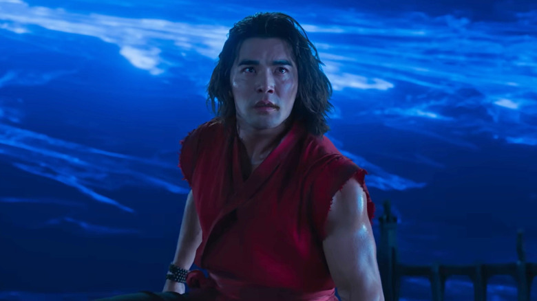 Liu Kang devant un portail bleu 