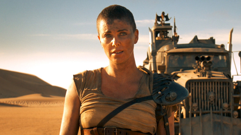 Furiosa debout devant son véhicule dans Mad Max : Fury Road