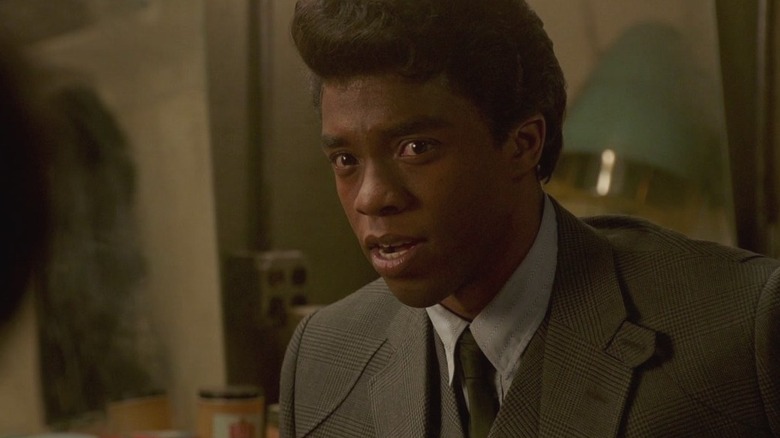 James en costume gris et pompadour dans Get On Up (2014)