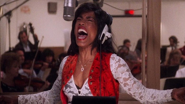 Tina chante avec passion dans un microphone suspendu dans What's Love Got to Do with It (1993)