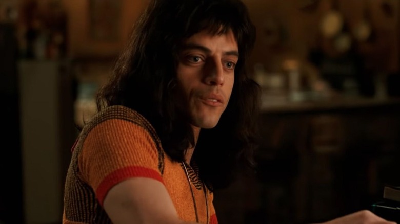 Freddie dans un pull orange côtelé dans Bohemian Rhapsody (2018)