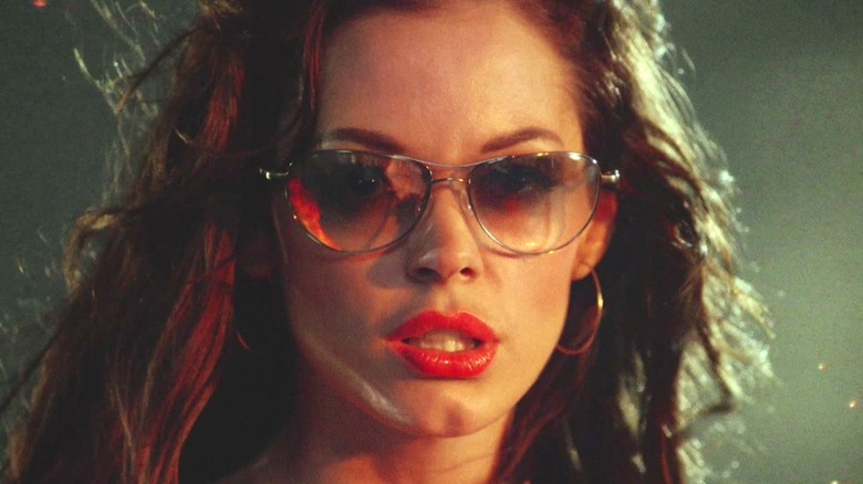 Cherry porte des lunettes de soleil et serre les dents. 