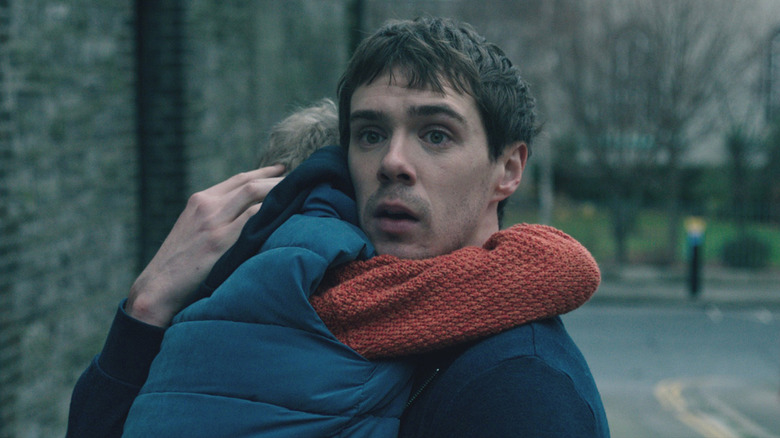 Senan tient et serre Cillian dans ses bras. 