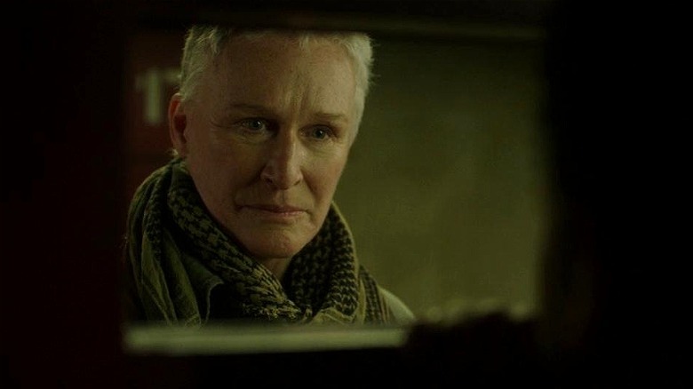Caroline Caldwell regardant par une porte 
