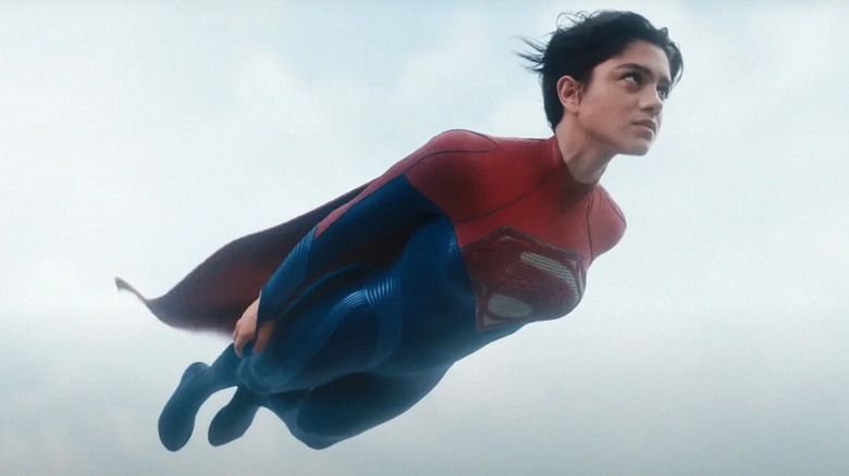 Supergirl de Sasha Calle s'en va pour sauver la situation "L'éclair"