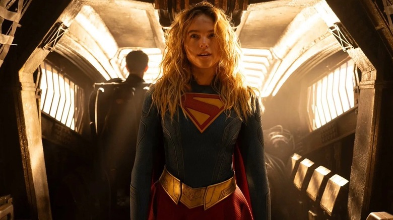 Supergirl montant à bord d'un bus cosmique 