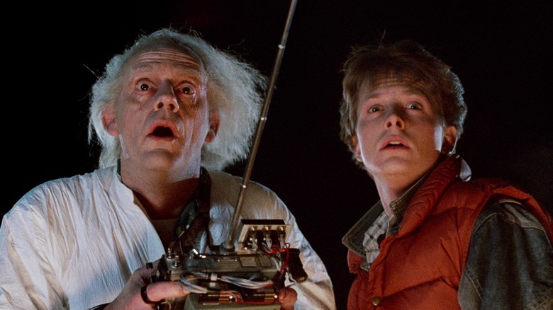 Doc Brown tenant une télécommande et Marty McFly surpris dans Retour vers le futur