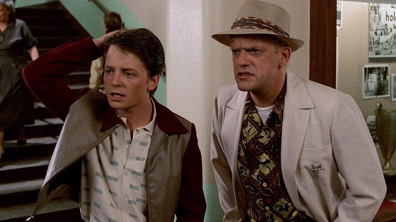 Les jeunes Doc Brown et Marty se tiennent ensemble déguisés dans Retour vers le futur