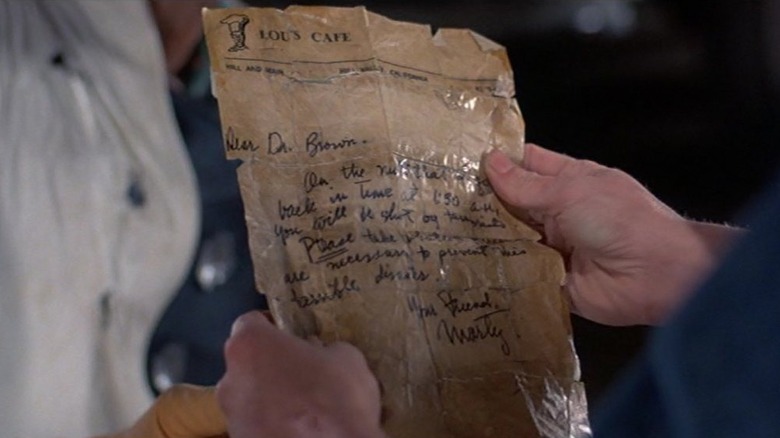 Marty McFly tenant une lettre enregistrée dans Retour vers le futur