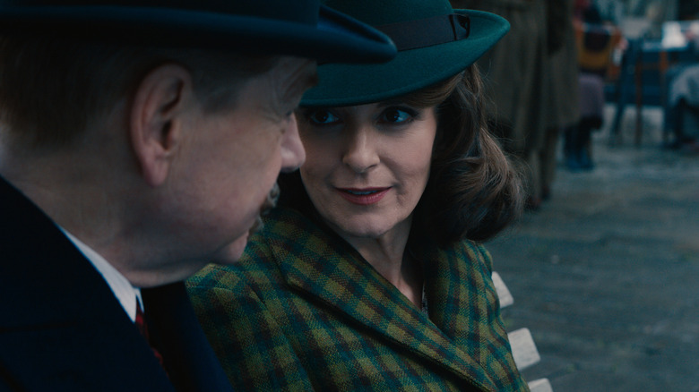 Ariadne Oliver regarde Poirot
