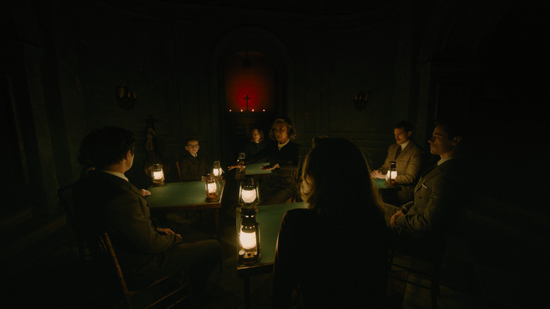 Les gens se sont rassemblés pour une séance