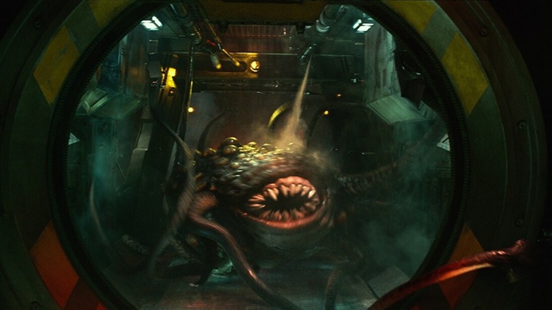 Un Rathtar dans son conteneur dans Star Wars : Le Réveil de la Force