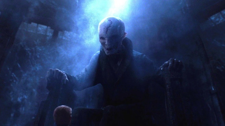 Le chef suprême Snoke parle à ses subordonnés dans Star Wars : Le Réveil de la Force (2015)