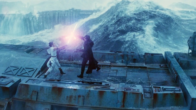 Rey et Kylo Ren se battent sur les ruines de l'Étoile de la Mort dans Star Wars : L'Ascension de Skywalker (2019)