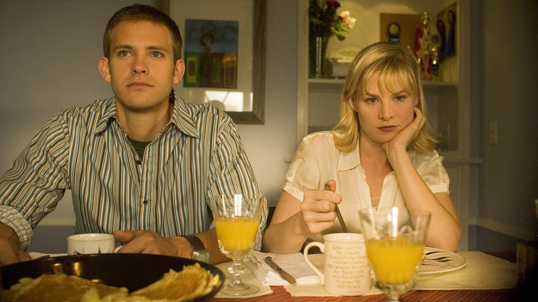 John et Amy lors d'un dîner de famille gênant dans Sleeping Dogs Lie (2006)