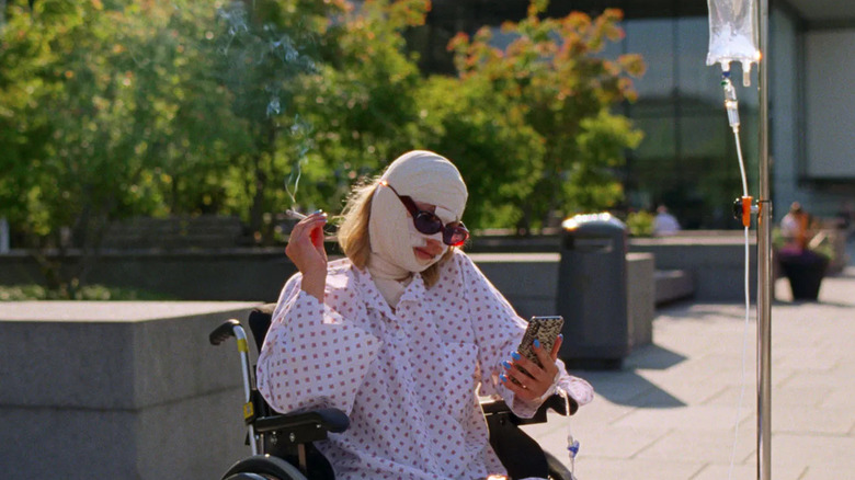 Signe lors de son dernier séjour à l'hôpital dans Sick of Myself (2022)