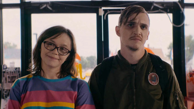 Simon et Patty visitent un restaurant dans Dinner in America (2020)