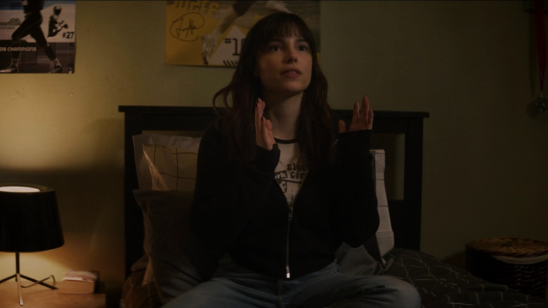 Sarah Cortez assise sur le lit de Jordan dans Superman & Lois