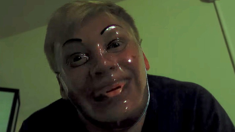Milk portant un masque dans Milk & Serial