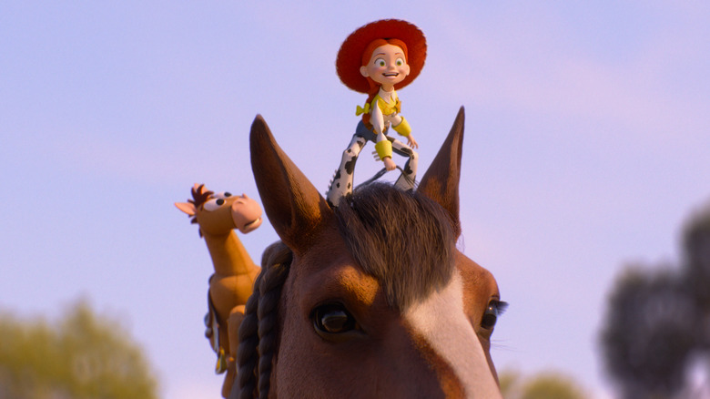 Jessie et Bullseye chevauchent un vrai cheval 