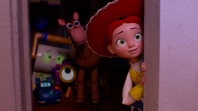 Jessie et d'autres jouets sortent d'un placard 
