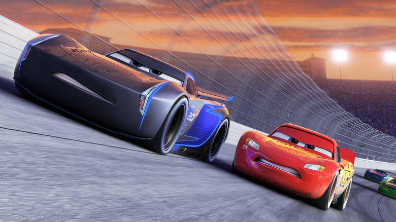 Jackson Storm surpasse Lightning McQueen dans une course dans Cars 3 (2017)