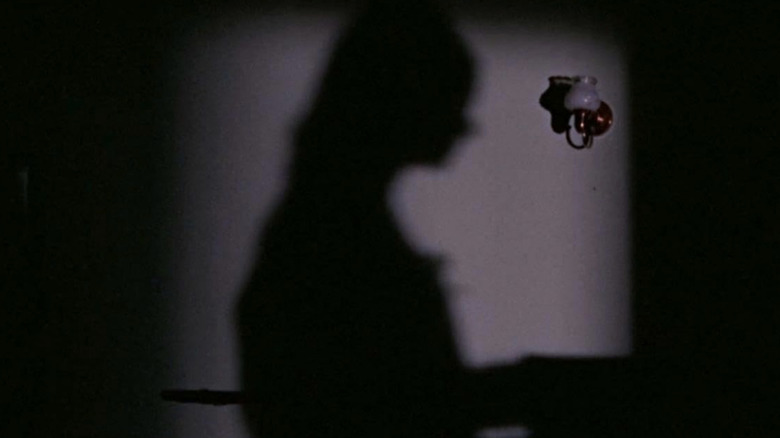 L'ombre d'une jeune fille jouant du piano 