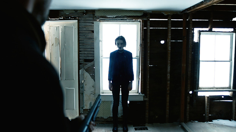 Le fantôme d'Echo se tient devant Kurt dans sa maison inachevée à "Plus vous creusez profondément"