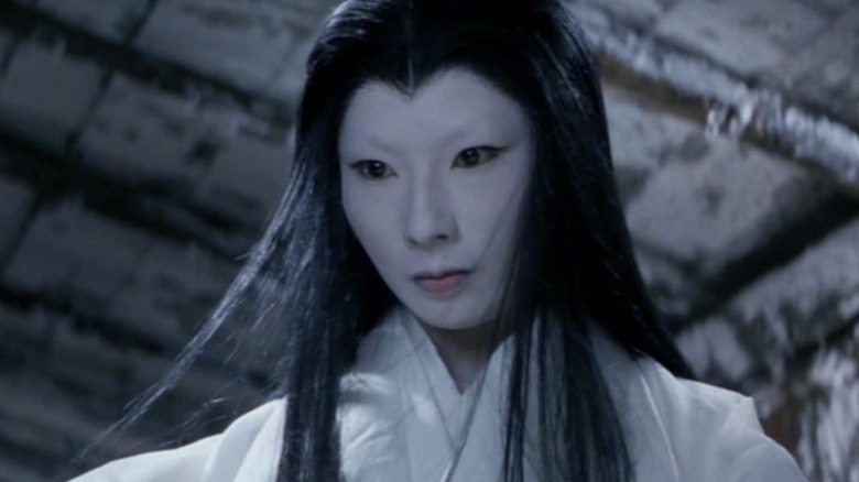 La Femme des Neiges jette un regard dans une pièce gelée 