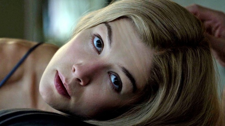 Amy regarde Nick dans Gone Girl