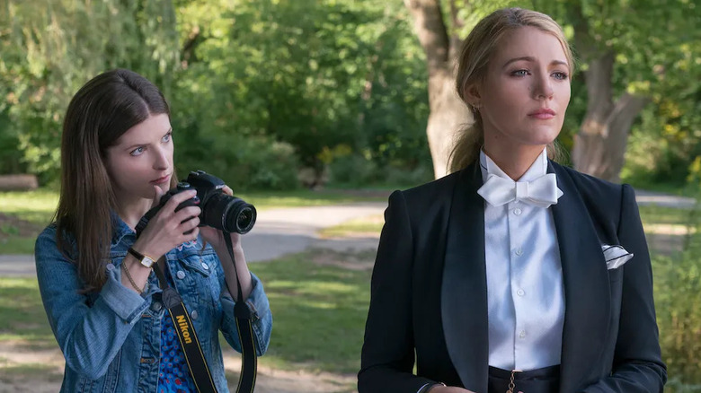 Stephanie est sur le point de prendre une photo d'Emily dans A Simple Favor