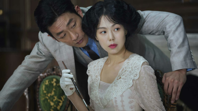 Comte penché sur Lady Hideko par derrière dans The Handmaiden