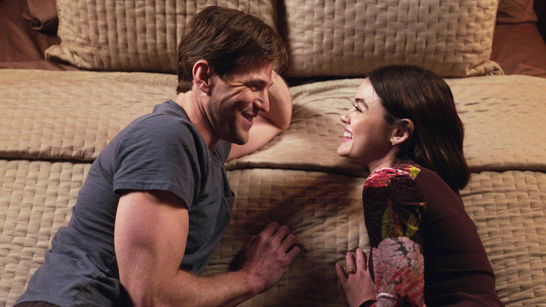 Lucy et Josh se sourient 