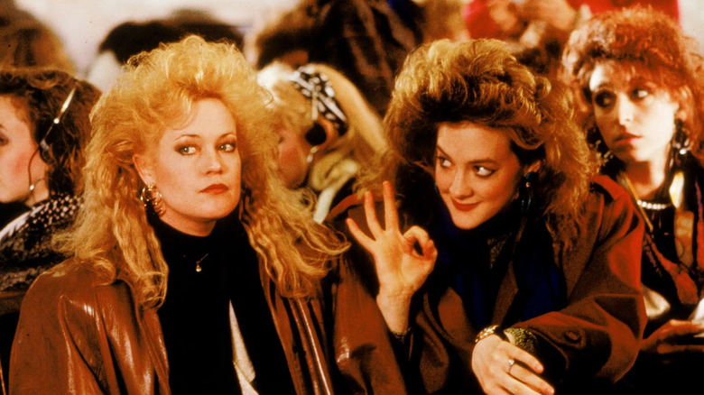 Tess et Cyn bavardent 