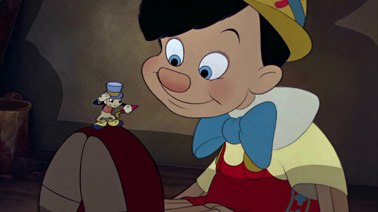 Pinocchio regardant Jiminy Cricket dans Pinocchio (1940)