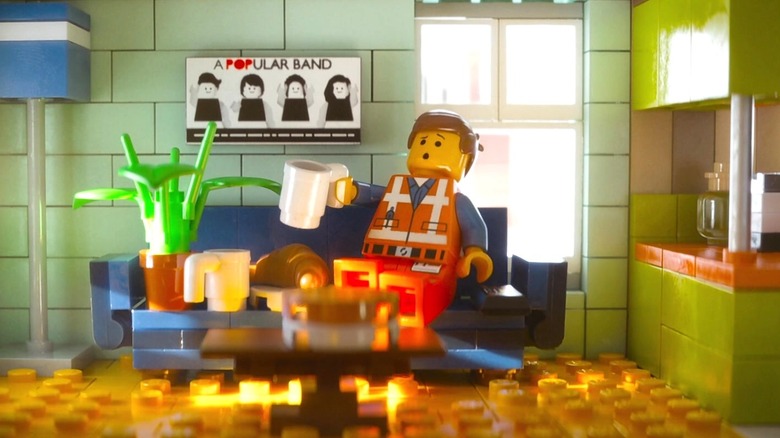 Emmet Brickowski assis sur le canapé dans Le film Lego