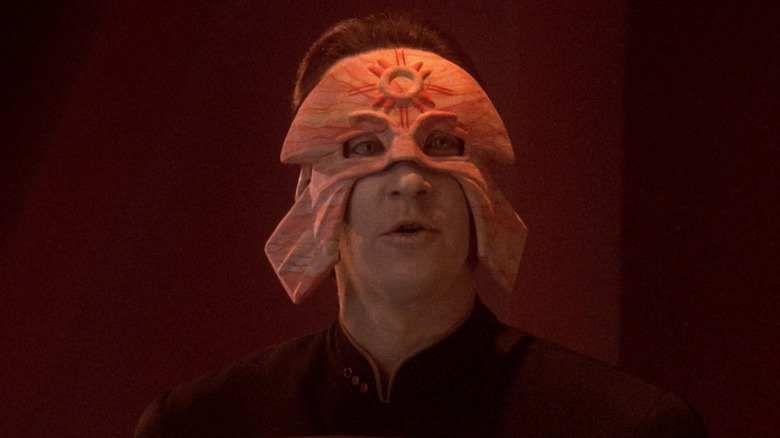 Données portant un masque à l'argile 