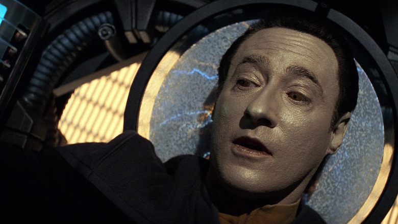 Data se laisse séduire par la reine Borg dans 