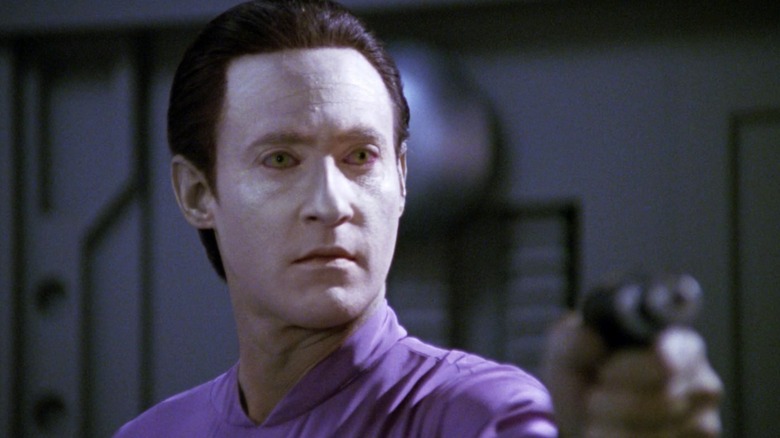 Données détenant un phaser allumé 