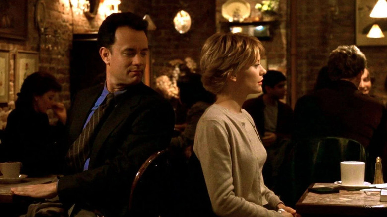 Joe regarde Kathleen par-dessus son épaule dans You've Got Mail