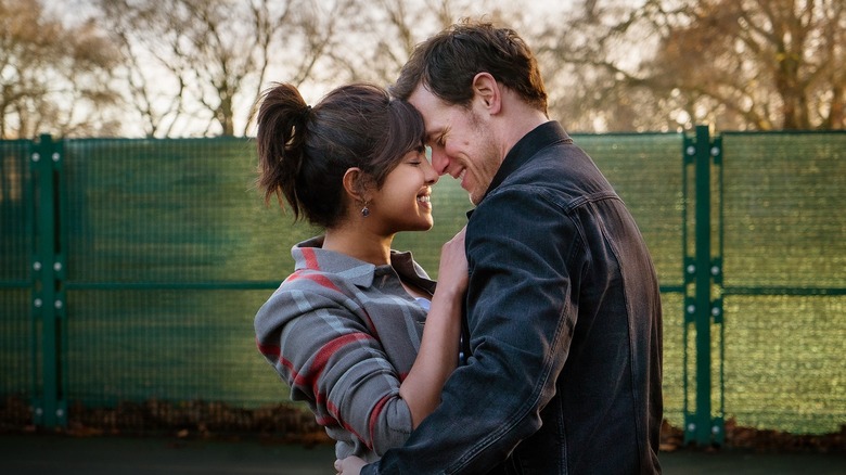 Mira et Rob sur le point de s'embrasser Love Again