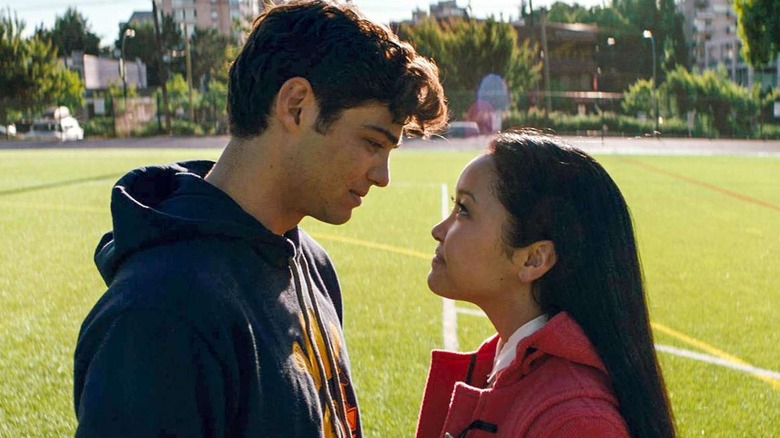 Peter regarde Lara Jean dans À tous les garçons que j'ai aimés avant
