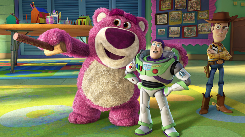 Lotso devient ami avec Buzz pendant que Woody juge 