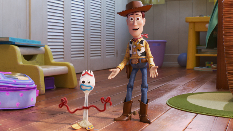 Woody présente Forky aux autres jouets de 