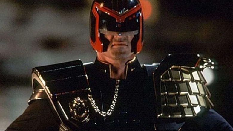 Le juge Dredd debout en armure complète 