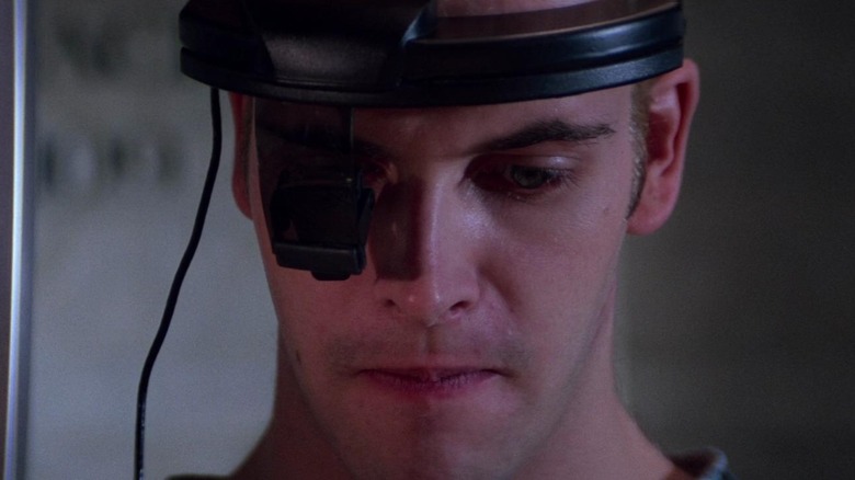 Dade porte un casque virtuel 