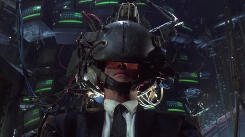 Johnny porte un casque de réalité virtuelle 