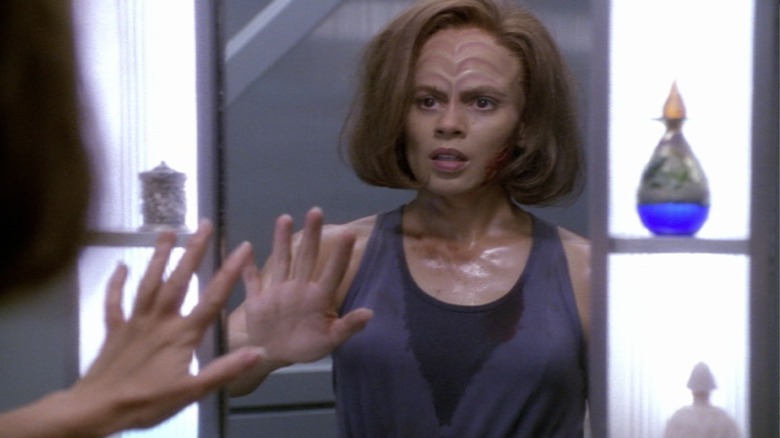 B'Elanna Torres a l'air pensive et se confronte à son miroir dans Star Trek : Voyager